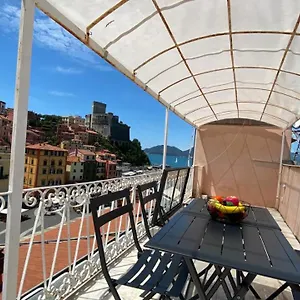 Square Views Lerici